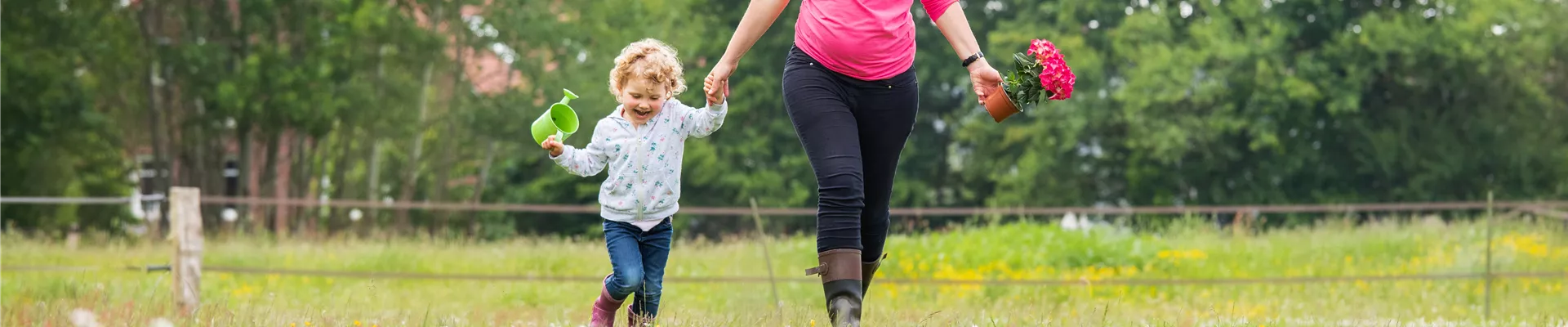 Muttertag - Mutter und Kind auf Wiese