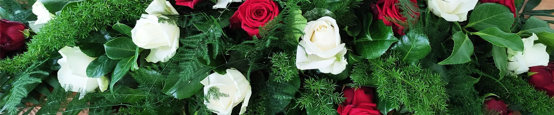 Sargschmuck mit weißen und roten Rosen Sargschmuck mit weißen und roten Rosen